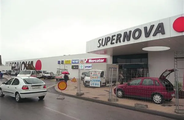 Supernovo odpirajo danes, a vse kaže, da se bo do nje vsaj še eno leto treba prebijati skozi gnečo avtomobilov