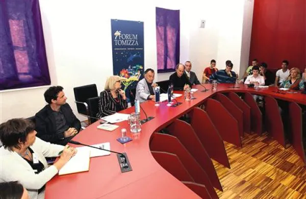 V    Kopru so  na  Forumu Tomizza razpravljali o pravičnosti, krivicah in politiki