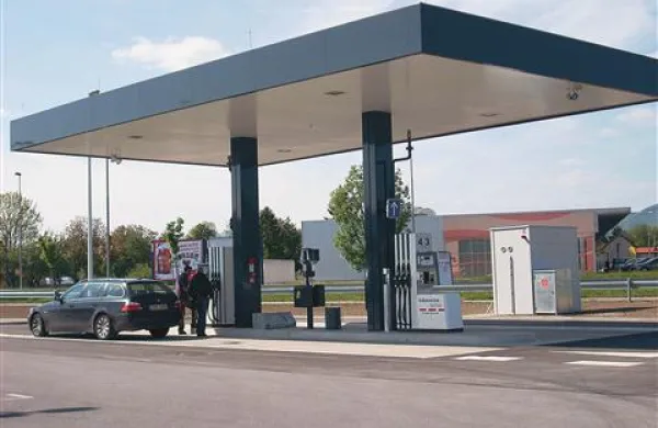 Na Hoferjevi črpalki v Postojni je mogoče plačati le s kartico
