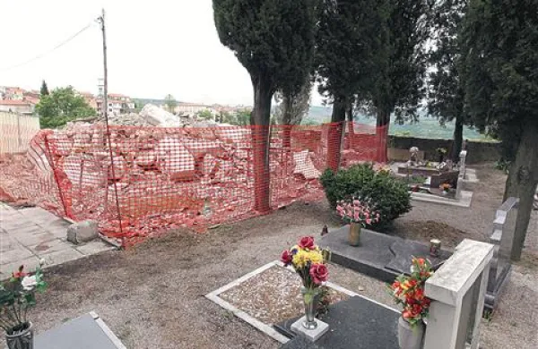 V   delu, ki ga bodo razširili, bodo končno lahko  uredili tudi žare 