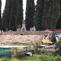 Delavci obnavljajo zid okrog pokopališča