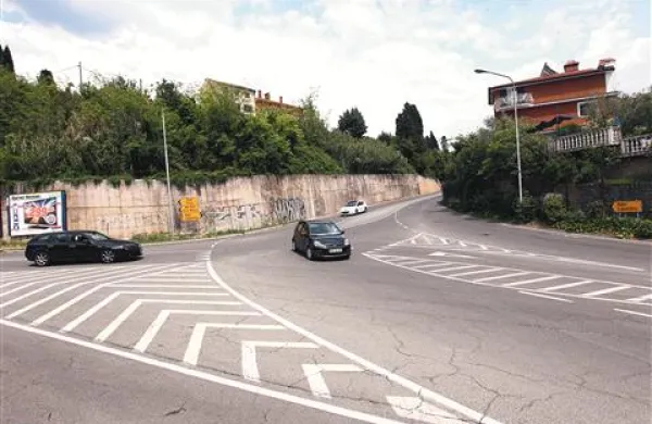 Že precej dotrajanega križišča ob restavraciji Tomi nad Portorožem letos še ne bodo preuredili v krožišče