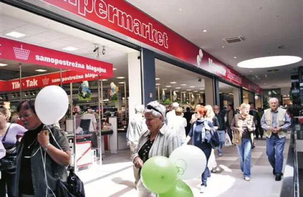 V Supernovi je hipermarket odprl Mercator, ki že ima svoj center v Kromberku. Tam so nam pred časom dejali, da ga ne bodo zaprli ...
