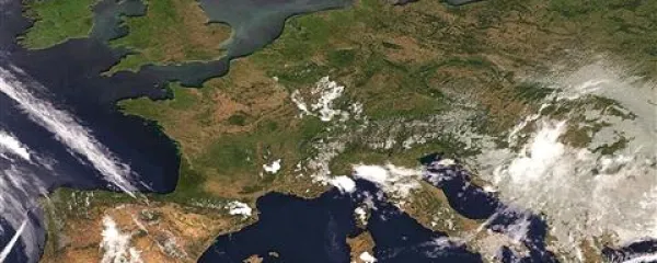 Anticiklon je  na severu zelo soliden, na vzhodu pa se še zadržuje vlažen zrak