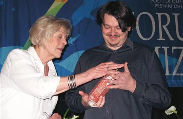 Članica komisije Daša Drndić in nagrajenec Želimir Periš občudujeta skulpturo lapis histriae 