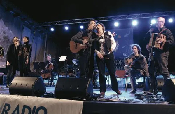 Forum Tomizza  vsako leto prireja spremljajoče večere Artistra, na katerih se družita  poezija in glasba