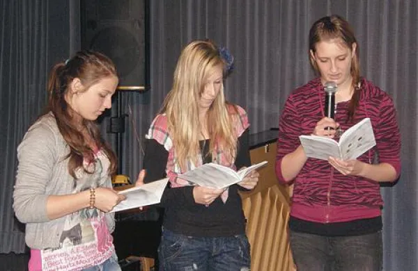 Na predstavitvi so osnovnošolke iz Tolmina, poimenovane Kapice,  prebrale nekaj haikujev iz zbornika
