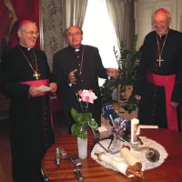 Apostolski nuncij v RS Juliusz Janusz (v sredini) je sporočil imenovanje novega koprskega škofa ordinarija Jurija Bizjaka (desno), ki bo nasledil Metoda Piriha (levo)