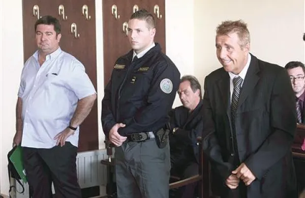 Robert Časar (prvi z leve), Srečko Prijatelj (prvi z desne) in Marjan Mikuž (za paznikom) so se v sodni dvorani srečali že na prvem sojenju nekdanjemu poslancu SNS