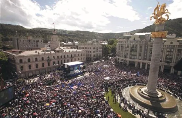 Na ulicah Tbilisija je 80.000 ljudi protestiralo zoper gruzijskega predsednika Mihaila Sakašvilija