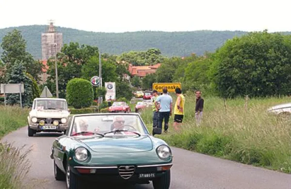 Ljubitelji vozil Alfa Romeo so s karavano 526 vozil podrli Guinnessov rekord v najdaljši karavani tovrstnih vozil