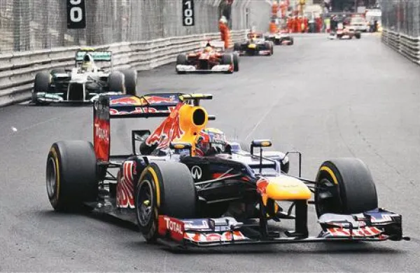 Mark Webber (v ospredju) je slavil na Veliki nagradi Monaka