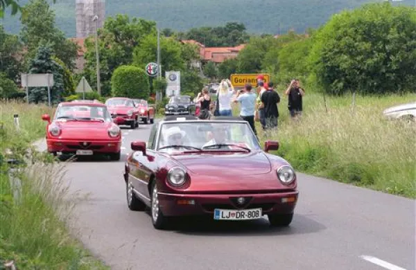 526 voznikov avtomobilov znamke Alfa Romeo je včeraj postavilo nov svetovni rekord