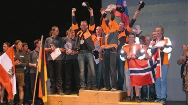 Postojnska ekipa se je takole veselila prvega mesta na evropskem prvenstvu v gozdarskih veščinah