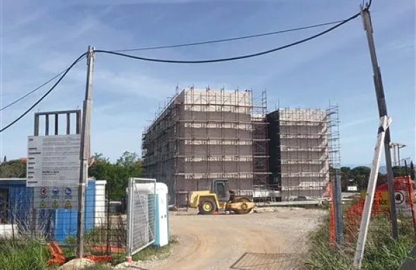 Ob našem obisku pred dnevi so bila vrata gradbišča odprta, na njem pa samo en delavec