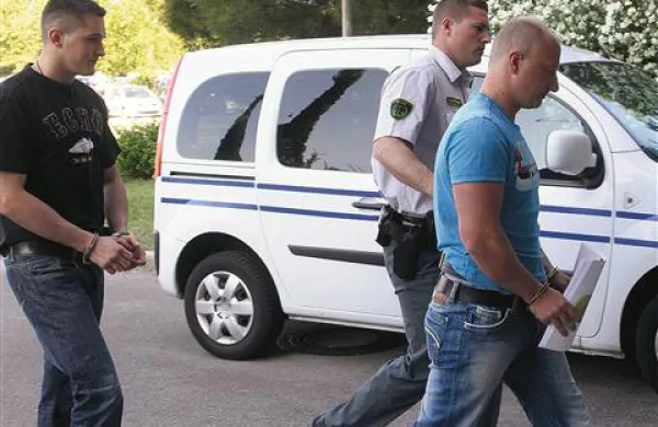 Dejan Čaušević (na levi) je na sojenju spremenil svoj zagovor in pritegnil besedam obtoženega bivšega policista Aleša Bajca (na desni)