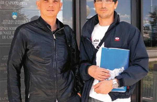 Boris Stupar (desno) je z odvetnikom Gorazdom Gabričem v petek  zadovoljen odkorakal s sodišča, saj ga je senat oprostil očitkov iz obtožbe