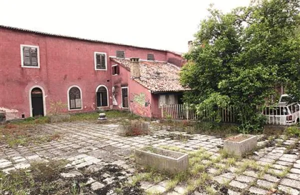 Notranje dvorišče palače žalostno propada