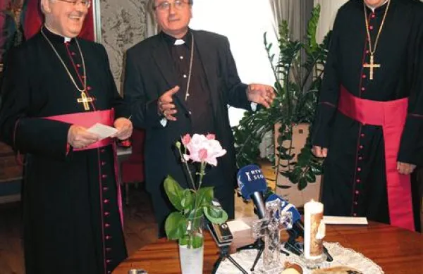 Novico, da koprska škofija dobiva novega ordinarija, so dobro razpoloženi naznanili (z leve): Metod Pirih, Juliusz Janusz in  Jurij Bizjak