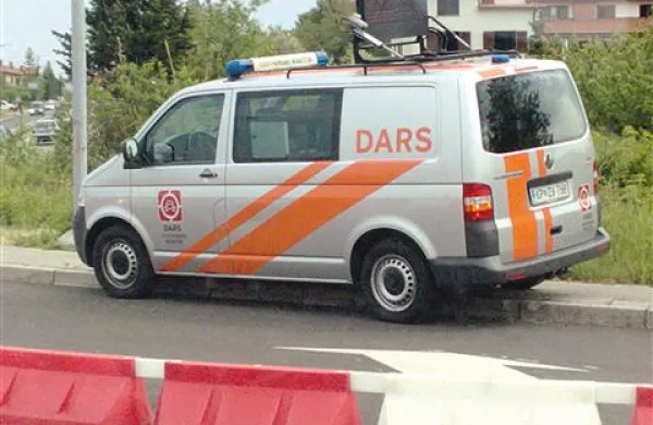 Darsovo vozilo z nadzorniki vinjet  je  parkirano na pločniku, ki je obenem tudi kolesarska pot