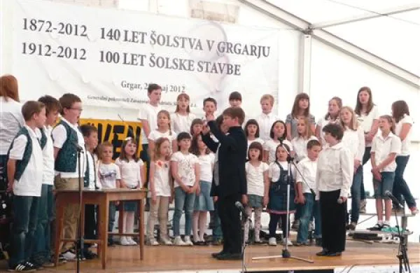 Otroci so prikazali, kako se je poučevalo za časa rajnke Avstrije, fašizma, kdaj je Grgar dobil prvi vrtec...