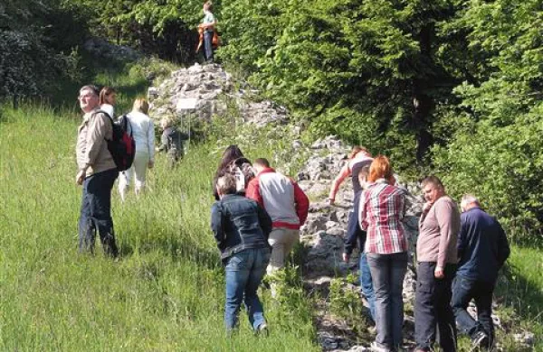 Narodni muzej Slovenije je  pripravil brezplačno vodenje  po Arheološkem parku Ad Pirum v Hrušici pri Podkraju 