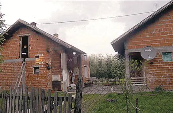 Hiši zakoncev, kjer naj bi zakonca dekle zlorabljala