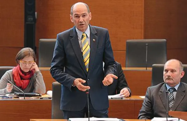  Premier Janez Janša upa na dogovor  med vlado in policijskima sindikatoma