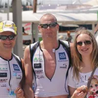 Portoroški nasmeh po nedeljskem nastopu. Makuc (levo) v družbi Petra Verglesa, s katerim triatlonske izkušnje deli že dobro desetletje, in Petrove hčerke Niko, ki si je junijski triatlon v Kopru izbrala za svoj krst v tem športu. 