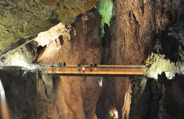 Drugačna svetloba odkriva drugačno podobo in doživetje jam