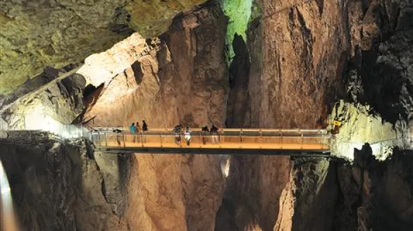 Drugačna svetloba odkriva drugačno podobo in doživetje jam
