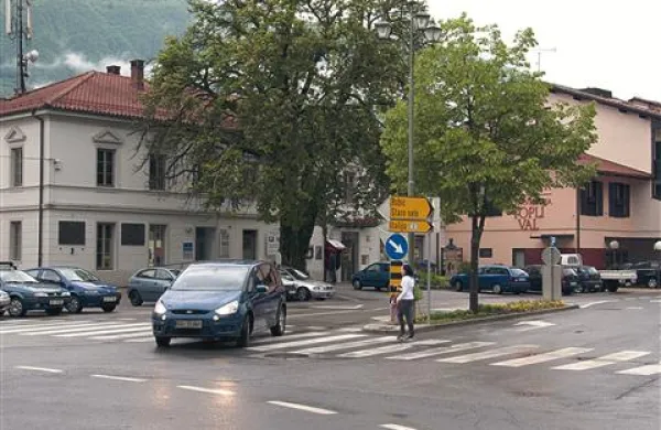 Parkirna mesta ob  cerkvi in pod kostanjem bi lahko že takoj ukinili in s tem trg  polepšali