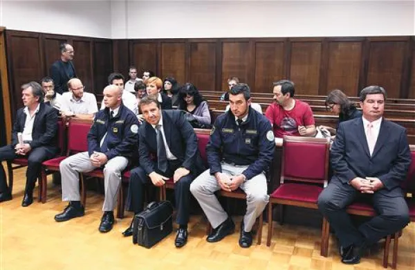 Na zatožni klopi: Marjan Mikuž (prvi z leve), Srečko Prijatelj (v sredini) in Robert Časar (desno) 
