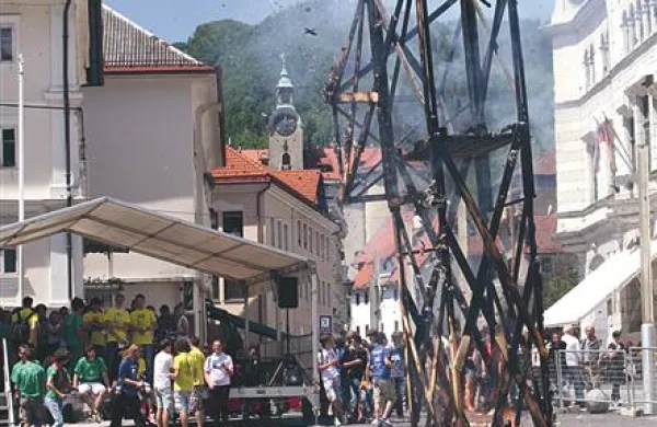 V tradicionalni ceremoniji upepelitve cveka  so štirje razredi maturantov gimnazije in strojne šole dali slovo največji zgagi med ocenami