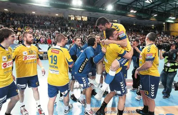 Takšni izrazi veselja rokometašev Cimosa v minuli sezoni na domači sceni niso bili pogosti 