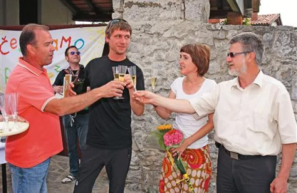 Slavljencema sta prva nazdravila župan (desno) in predsednik vaške skupnosti