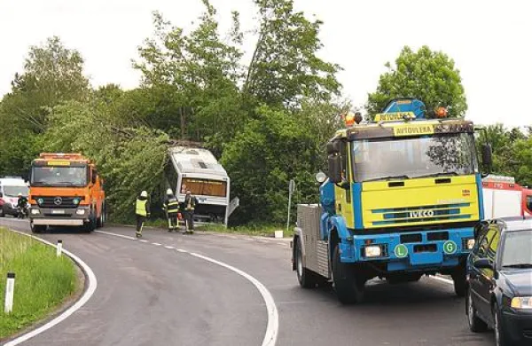 Voznik avtobusa je v levem ovinku  zapeljal  desno s ceste in po nekaj metrih trčil v drevesa