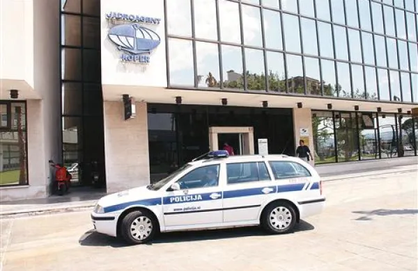 Zaradi policijske patrulje pred stavbo banke je včeraj marsikdo mislil, da se je v Kopru spet zgodil rop