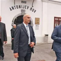 Predsednik  Danilo Turk med  delavci invalidskega podjetja Ascom