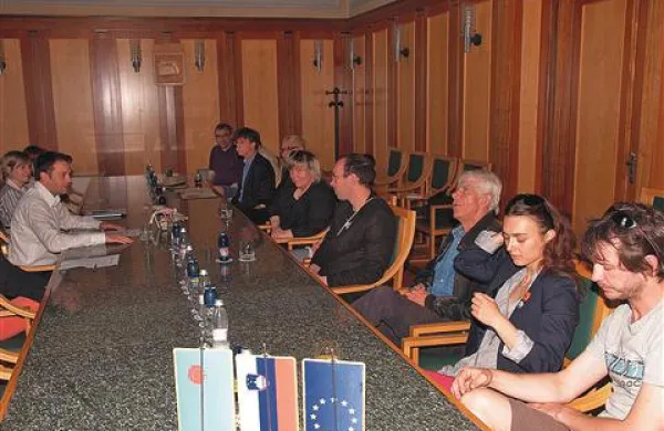 Župan Matej Arčon je sprejel dramske igralce SNG Nova Gorica, ki so bili v zadnjem času nagrajeni za različne dosežke