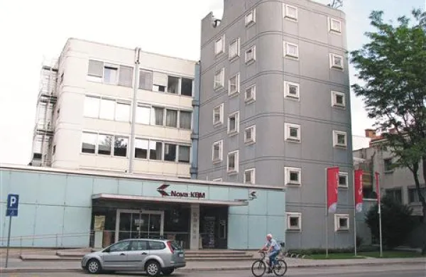 V višjih nadstropjih stavbe v Novi Gorici, v kateri je NKBM, so sunek bolj čutili