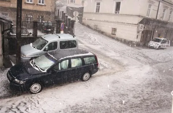 Sinoči, petnajst minut pred 19. uro, se je nad Idrijo razbesnelo hudo neurje s točo