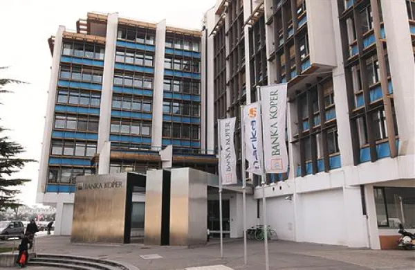 V višjih nadstropjih banke Koper so občutili  sunka ob 9. uri in  še dva ob 13. uri,  vendar so vsi zaposleni ostali mirni, nihče ni zapustil prostorov