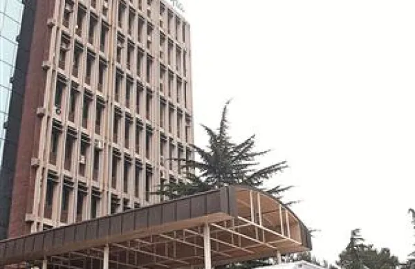  V osmem nadstropju koprske stolpnice, kjer domuje  Intereuropa, so se tresle žaluzije na oknih
