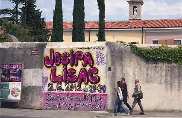 Namesto plakata so si na zidu, ki ograjuje sedež Središča Rotunda, omislili vabilo v obliki grafita