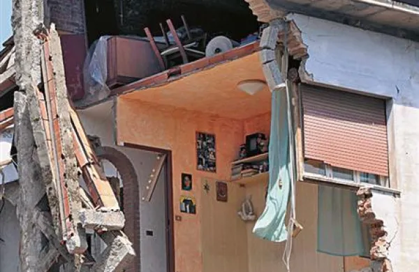 Močno poškodovana hiša v Roveretu della Secchia blizu Modene