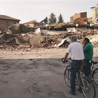 Občani Cavezza, kraja blizu Modene, si ogledujejo v potresu porušene stavbe