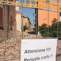 Pozor! Nevarnost rušenja! Nevarna območja so ograjena.