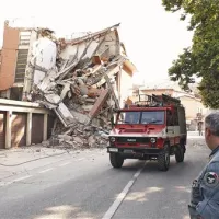 Gasilci pregledujejo porušene stavbe v Cavezzu pri Modeni  