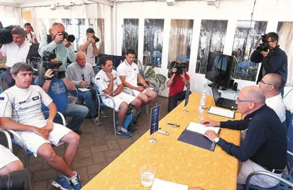 Igor Simčič (desno, v ospredju) je včeraj predstavil letošnji program EE2. Spremlja ga tudi  Vasilij Žbogar (v sredini, levo od snemalca).